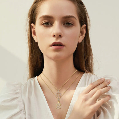 Juego de collar con inicial de moissanita