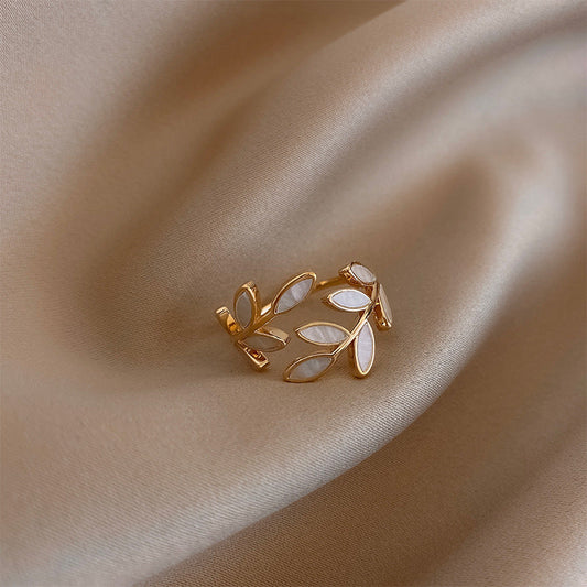 Anillo ajustable de oro con hoja y opalo blanco