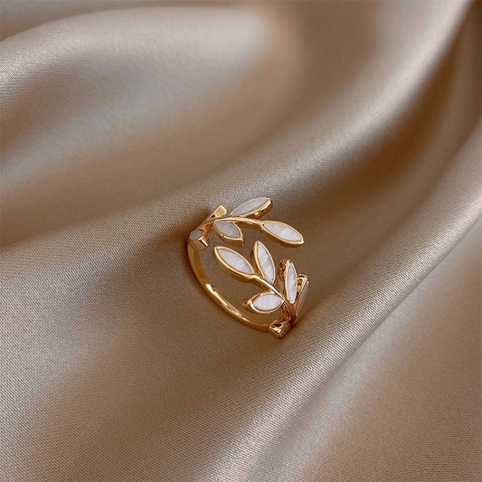 Anillo ajustable de oro con hoja y opalo blanco
