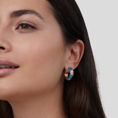 Aretes de círculo dorados con flor