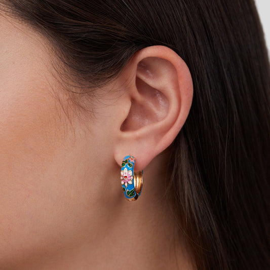 Aretes de círculo dorados con flor