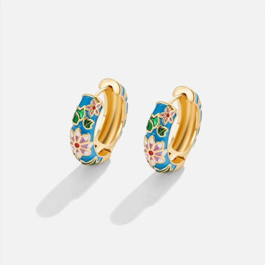 Aretes de círculo dorados con flor