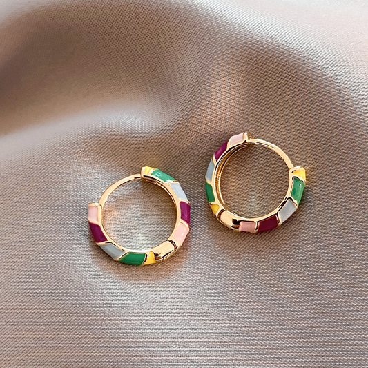 Aretes elegantes con esmalte en oro