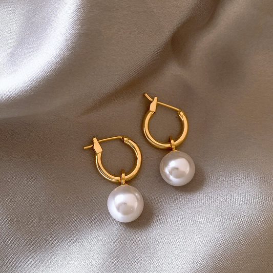 Aretes elegantes con perlas doradas