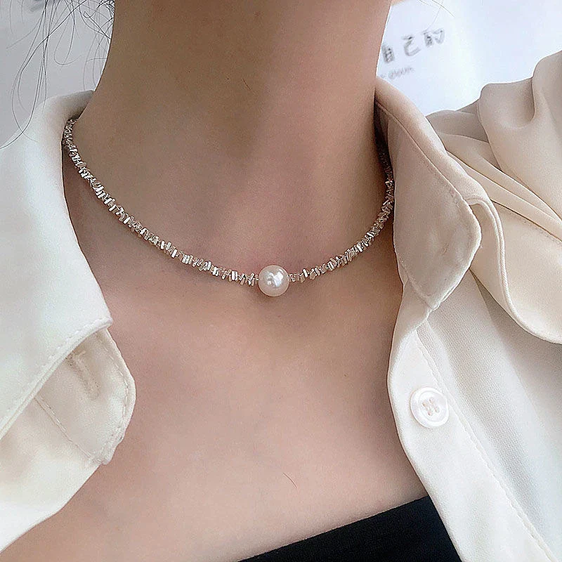 Collar elegante con perlas