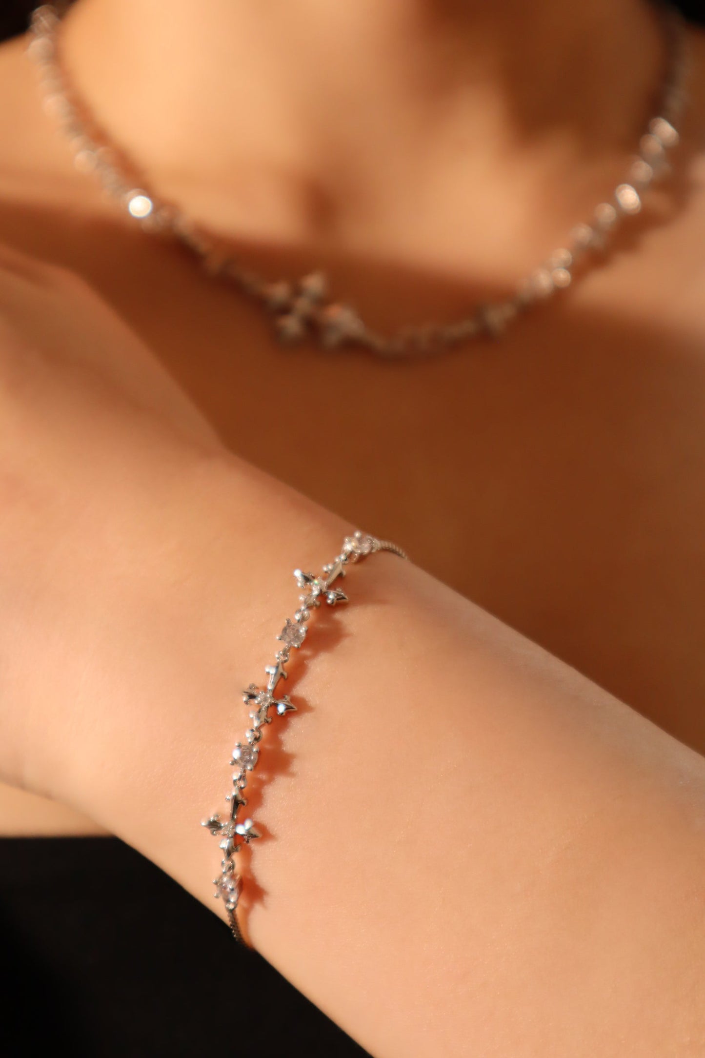 Pulsera con cruz de múltiples zirconias