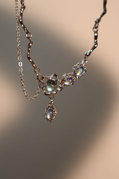 Collar con colgante de piedra de luna
