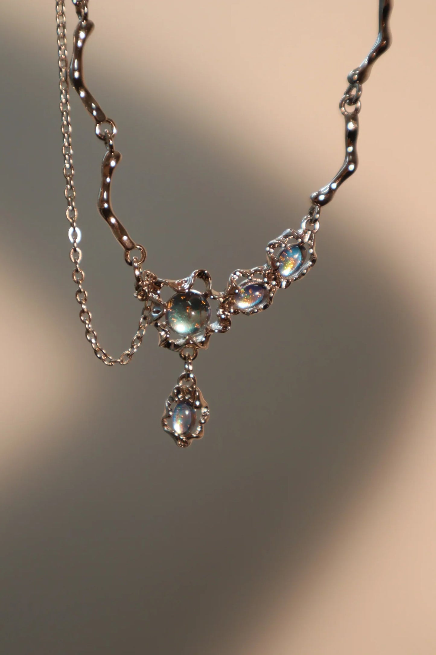 Collar colgante con piedra de luna azul intenso
