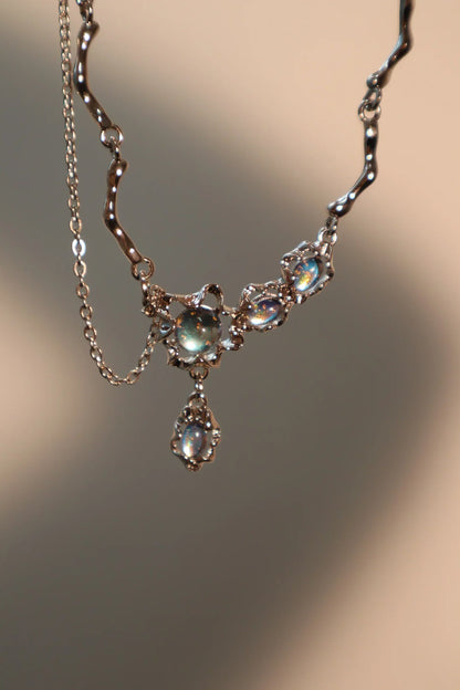 Collar colgante con piedra de luna azul intenso