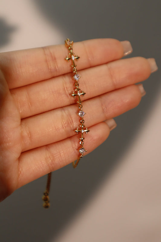 Pulsera con cruz de múltiples diamantes