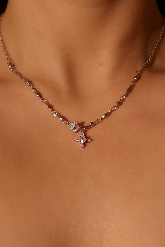 Cadena con cruz de diamantes