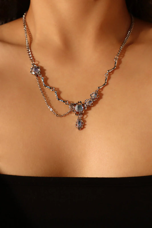 Collar colgante con piedra de luna azul intenso