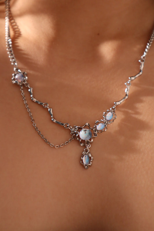 Collar con colgante de piedra de luna