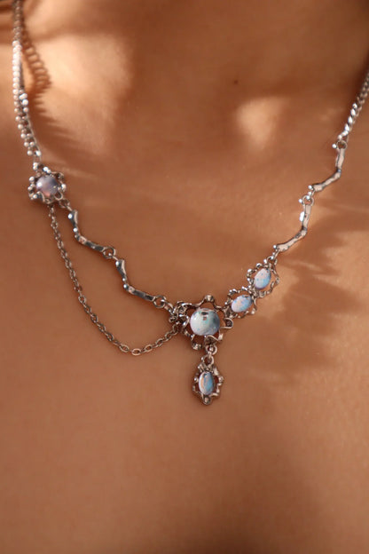 Collar colgante con piedra de luna azul intenso