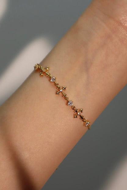Pulsera con cruz de múltiples diamantes