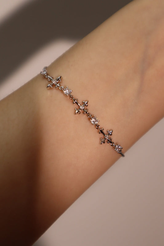 Pulsera con cruz de múltiples zirconias