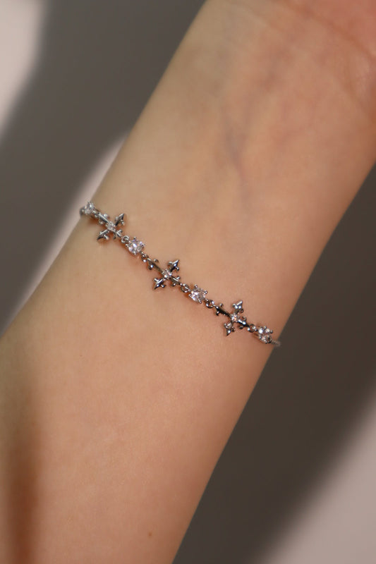 Pulsera con cruz de múltiples zirconias
