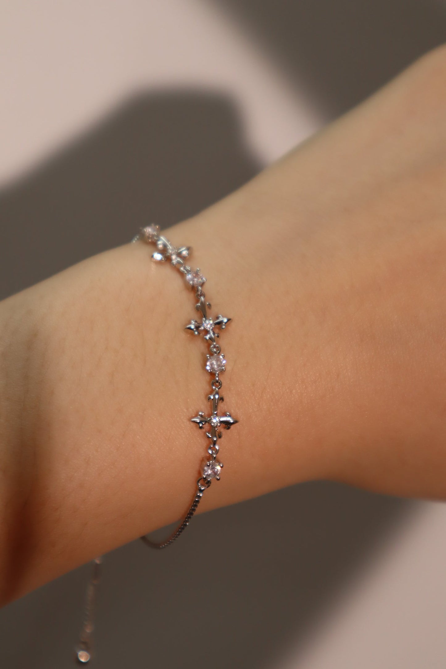 Pulsera con cruz de múltiples zirconias