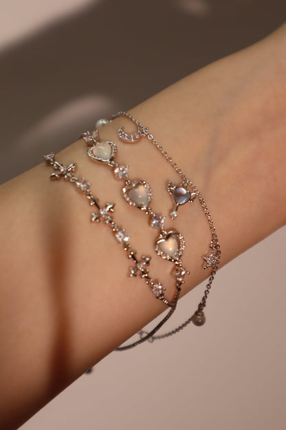 Pulsera con cruz de múltiples zirconias