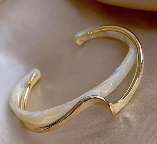 Pulsera dorada elegante con ópalo blanco